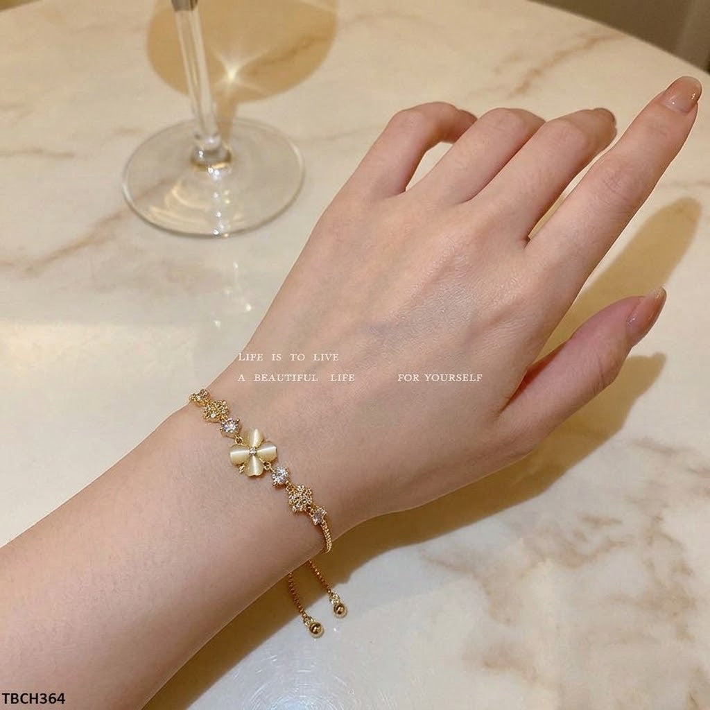 Elegant Floral Crystal Bracelet ( Allow to open )